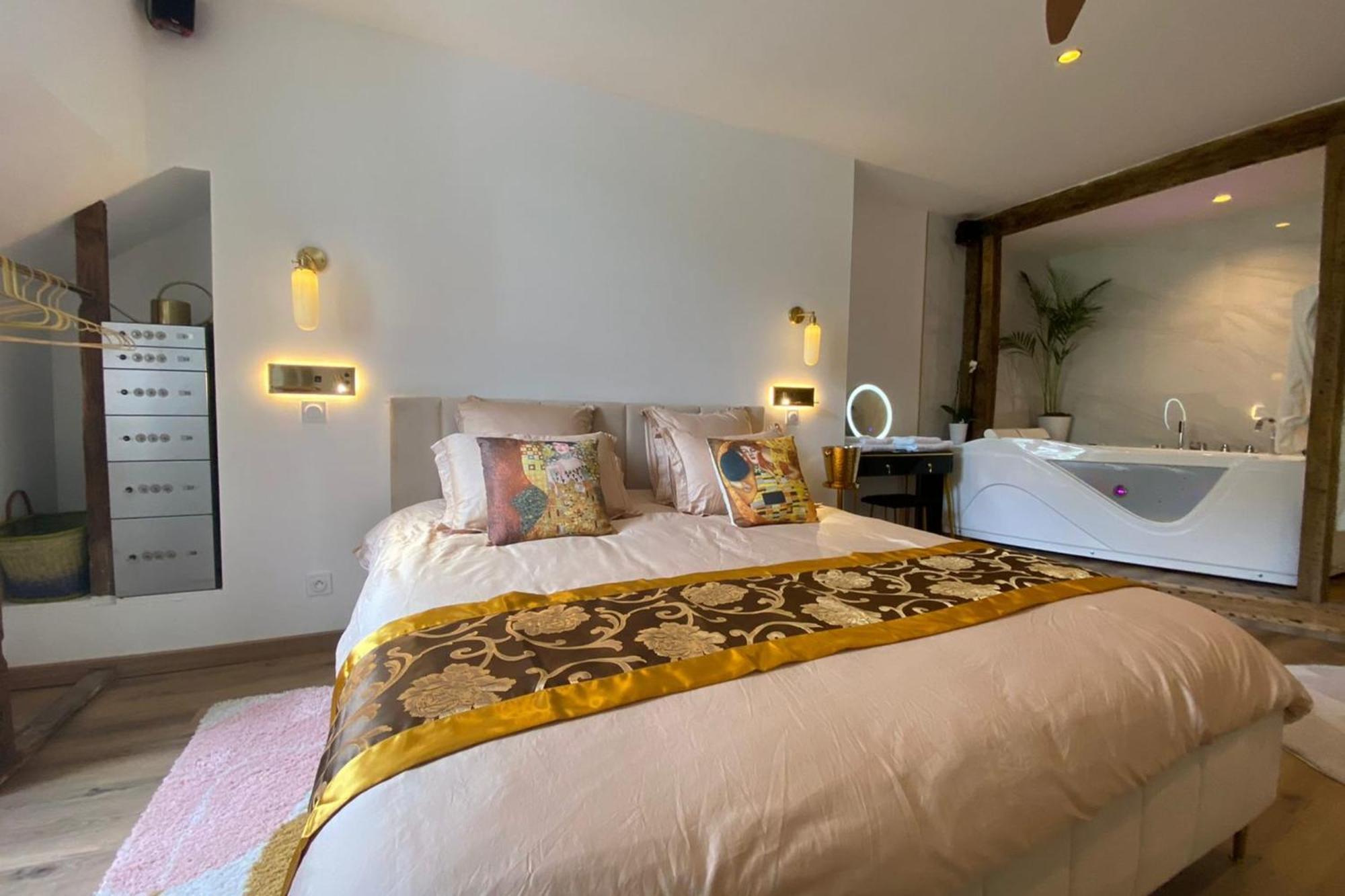 19a - The Seventh Heaven Cocoon Lover Apartment *